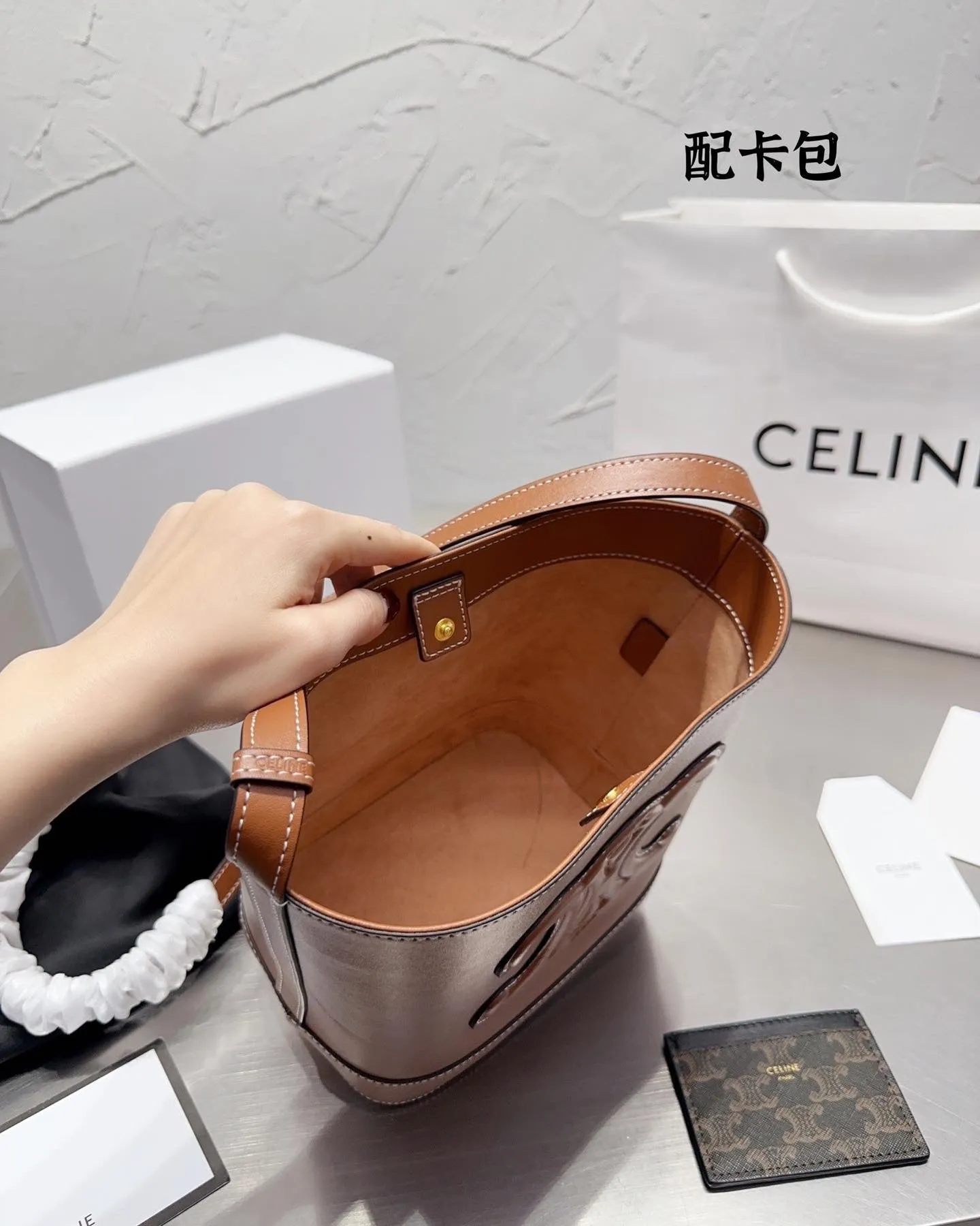 CL095 SMALL BUCKET CUIR TRIOMPHE (Gift with Card Holder)