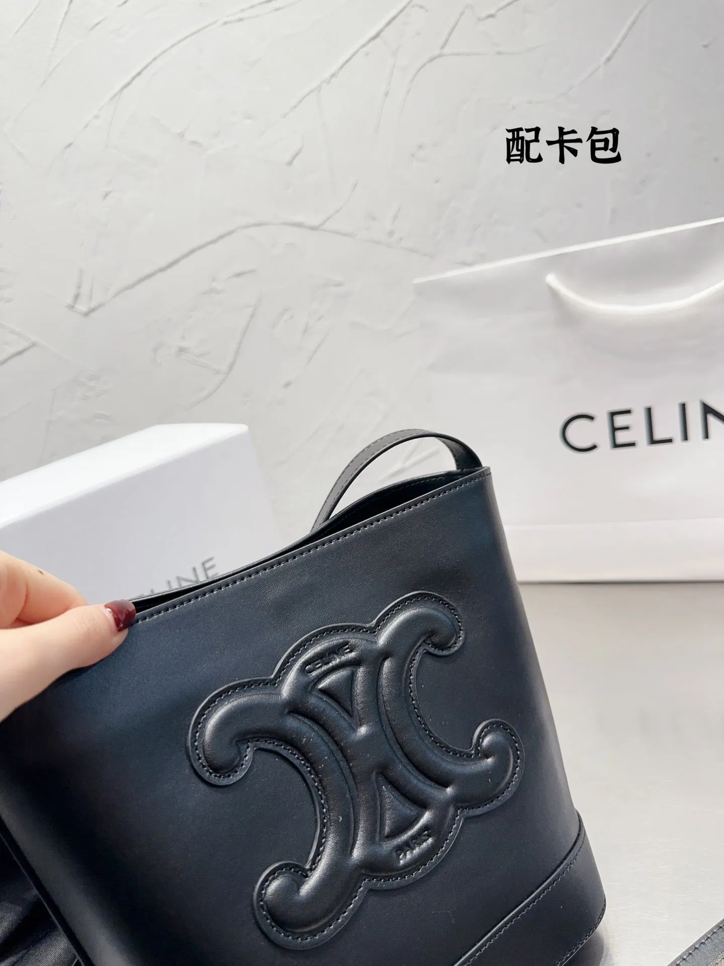 CL095 SMALL BUCKET CUIR TRIOMPHE (Gift with Card Holder)